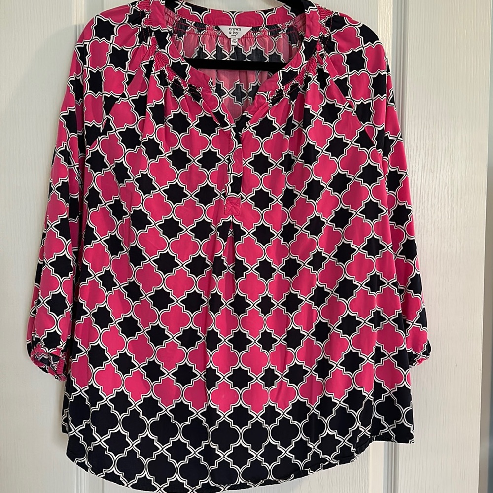 Crown & Ivy XXL Navy and Pink 3/4 sleeve Blouse with V neck collar